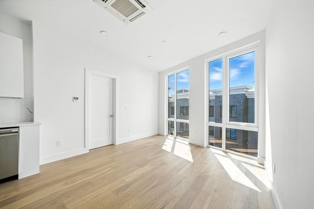38 Hichborn 203, Boston, MA 02135