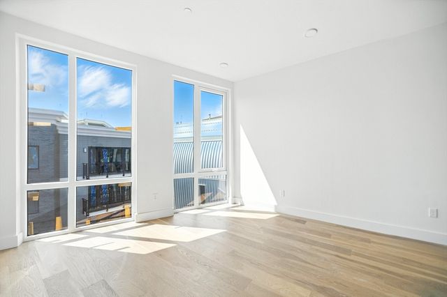 38 Hichborn 203, Boston, MA 02135