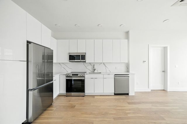 38 Hichborn 203, Boston, MA 02135