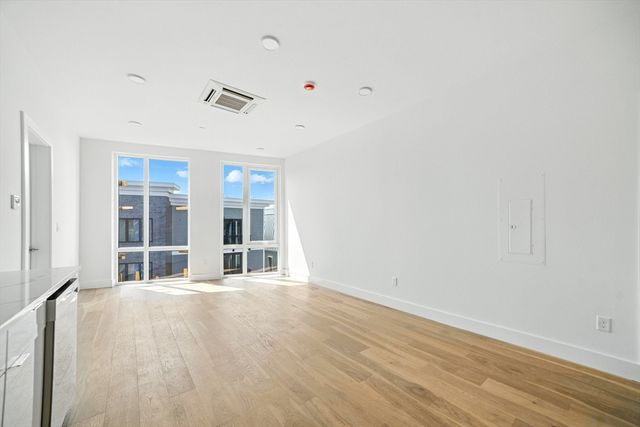 38 Hichborn 203, Boston, MA 02135