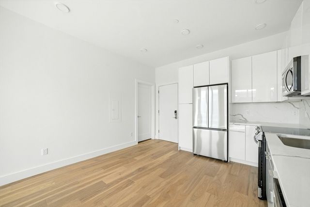 38 Hichborn 203, Boston, MA 02135