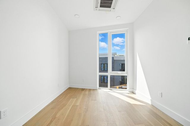 38 Hichborn 203, Boston, MA 02135