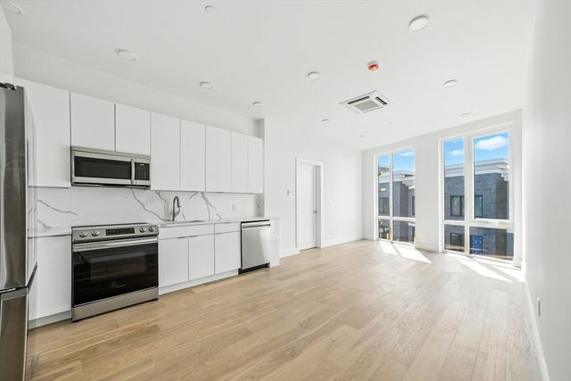 38 Hichborn 203, Boston, MA 02135
