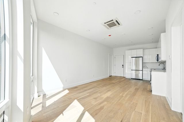 38 Hichborn 203, Boston, MA 02135