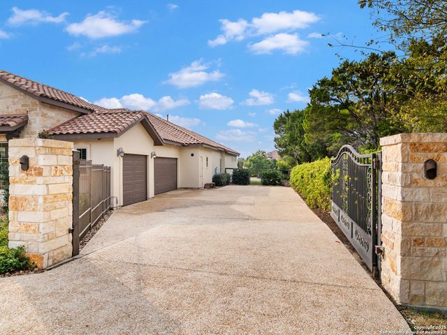 211 Wellesley Landing, Shavano Park, TX 78231