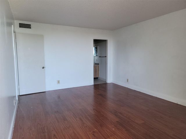 3121 NW 47th Terrace 403, Lauderdale Lakes, FL 33319