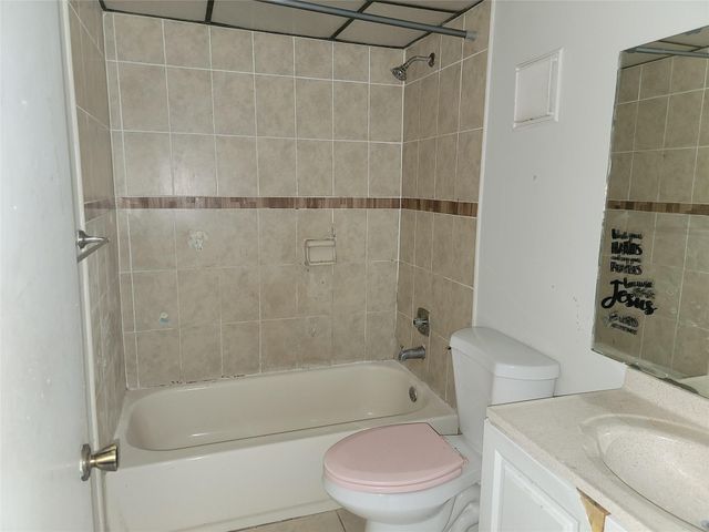 3121 NW 47th Terrace 403, Lauderdale Lakes, FL 33319