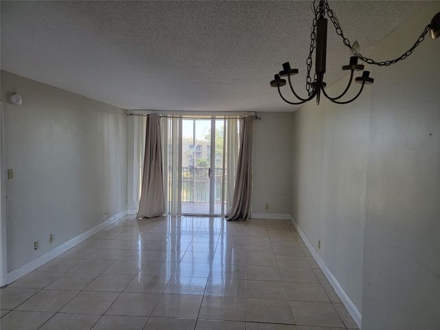 3121 NW 47th Terrace 403, Lauderdale Lakes, FL 33319