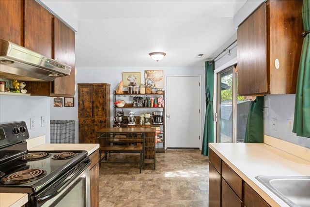 925 6th Avenue, Gold Hill, OR 97525