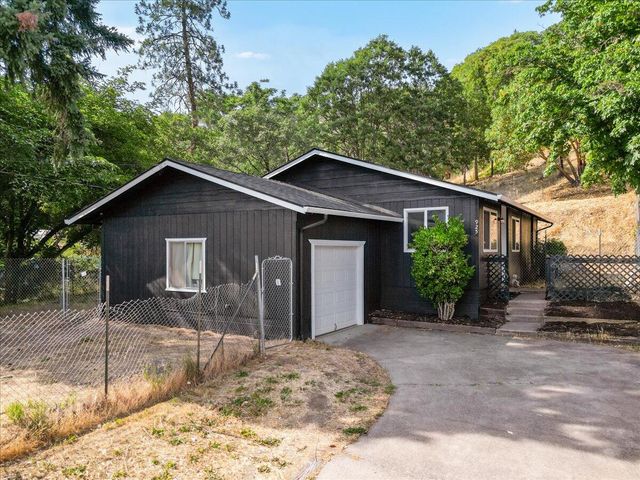 925 6th Avenue, Gold Hill, OR 97525