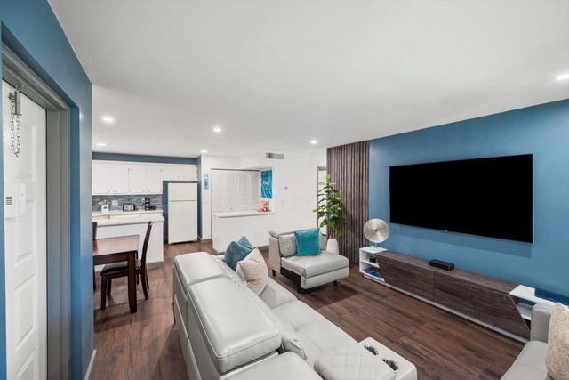 723 Sunny Pine Way B2, Greenacres, FL 33415