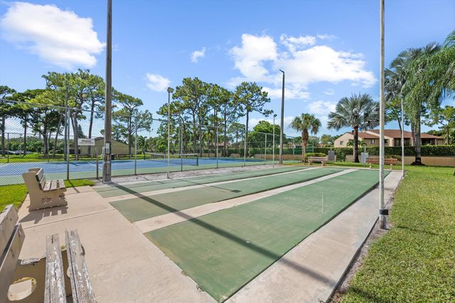 723 Sunny Pine Way B2, Greenacres, FL 33415