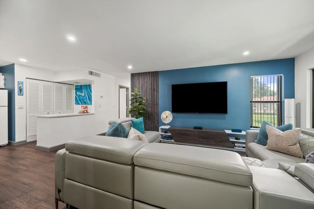 723 Sunny Pine Way B2, Greenacres, FL 33415