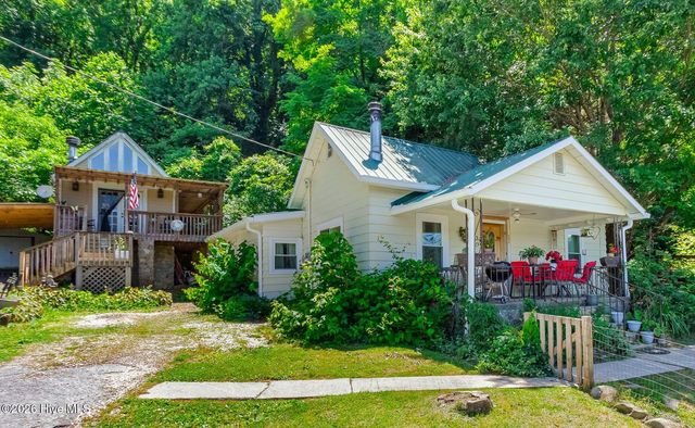 390 Aquone Road, Andrews, NC 28901