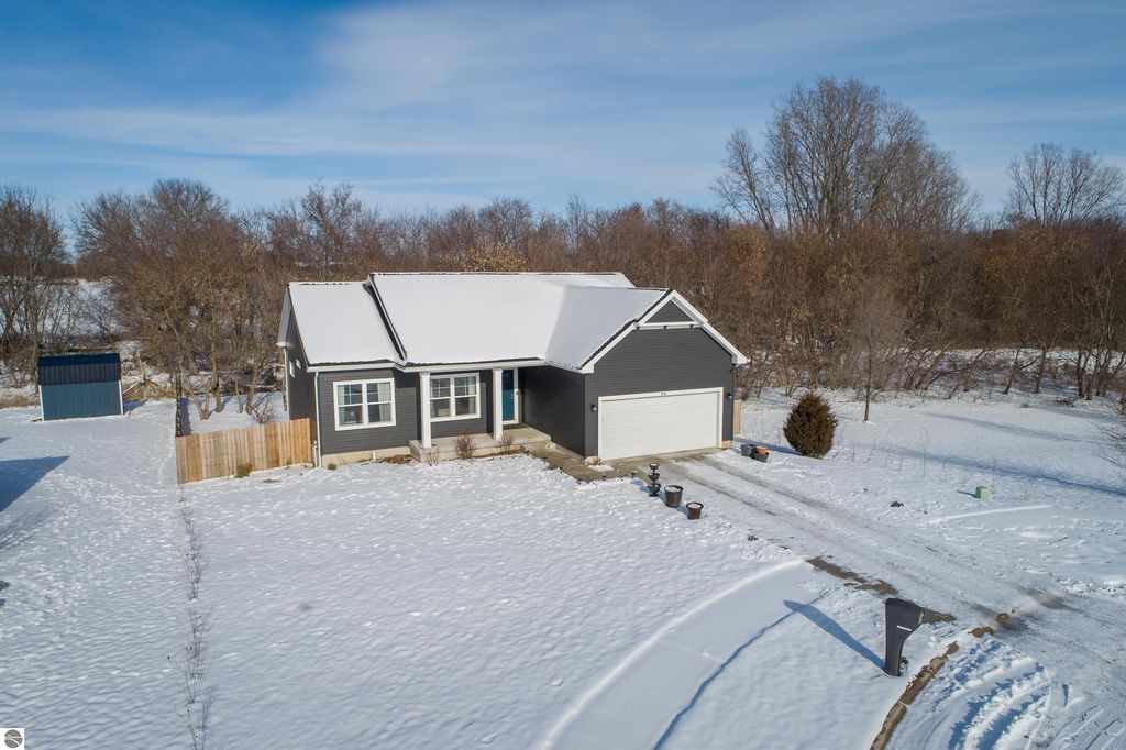 Image 2 of property listing at 258 Ruby Court, Alma, MI 48801