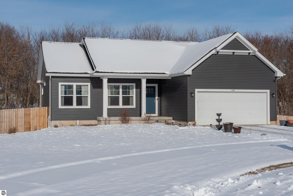 Image 3 of property listing at 258 Ruby Court, Alma, MI 48801