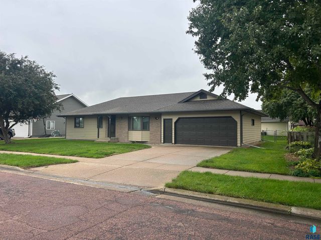 811 James Pl Place, Yankton, SD 57078