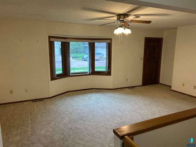 811 James Pl Place, Yankton, SD 57078