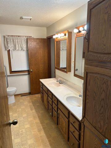 811 James Pl Place, Yankton, SD 57078