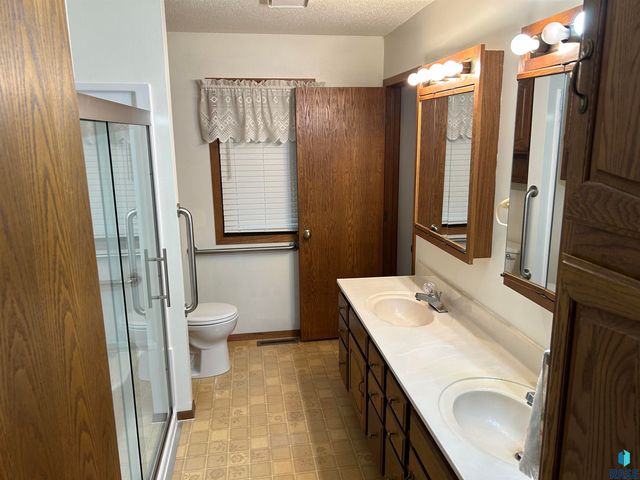 811 James Pl Place, Yankton, SD 57078