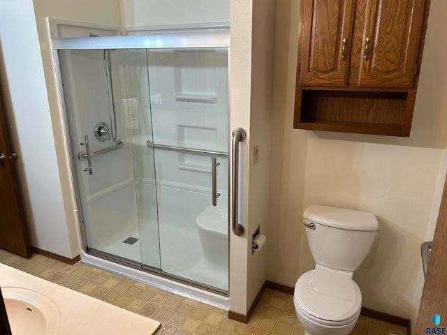811 James Pl Place, Yankton, SD 57078