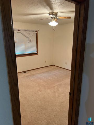 811 James Pl Place, Yankton, SD 57078