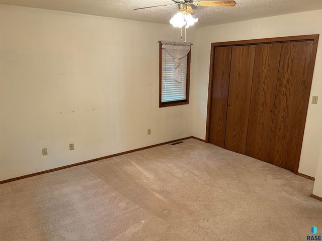 811 James Pl Place, Yankton, SD 57078