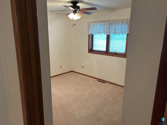 811 James Pl Place, Yankton, SD 57078