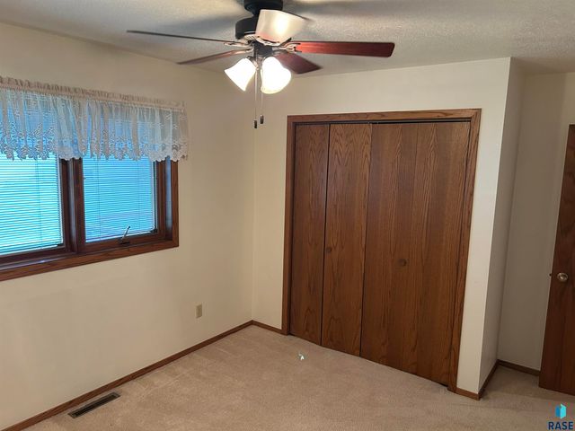 811 James Pl Place, Yankton, SD 57078