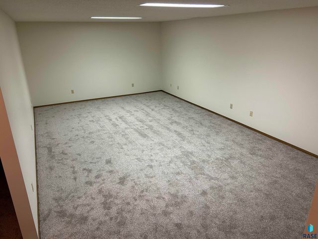 811 James Pl Place, Yankton, SD 57078