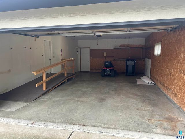 811 James Pl Place, Yankton, SD 57078