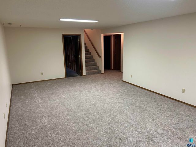 811 James Pl Place, Yankton, SD 57078