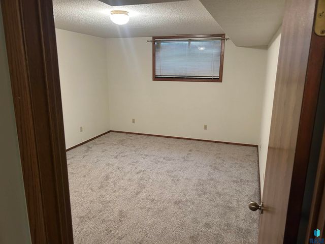 811 James Pl Place, Yankton, SD 57078