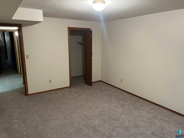 811 James Pl Place, Yankton, SD 57078