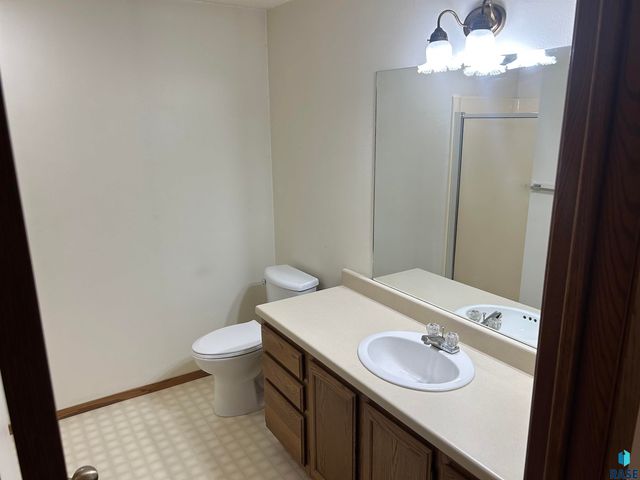811 James Pl Place, Yankton, SD 57078