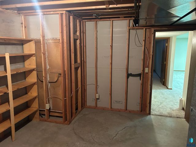 811 James Pl Place, Yankton, SD 57078