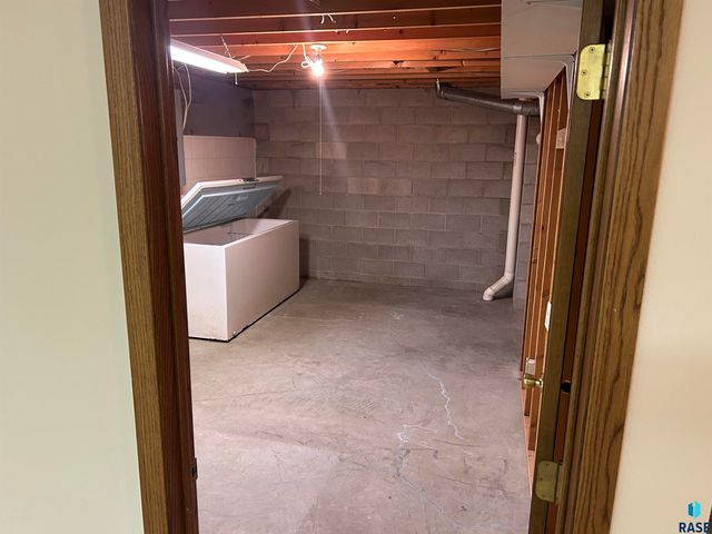 811 James Pl Place, Yankton, SD 57078