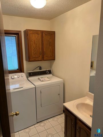 811 James Pl Place, Yankton, SD 57078