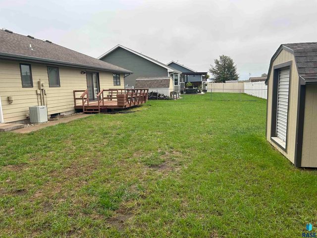 811 James Pl Place, Yankton, SD 57078