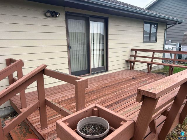 811 James Pl Place, Yankton, SD 57078