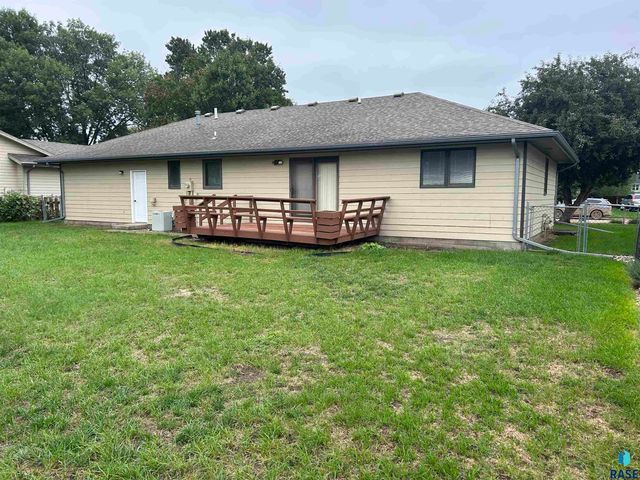 811 James Pl Place, Yankton, SD 57078