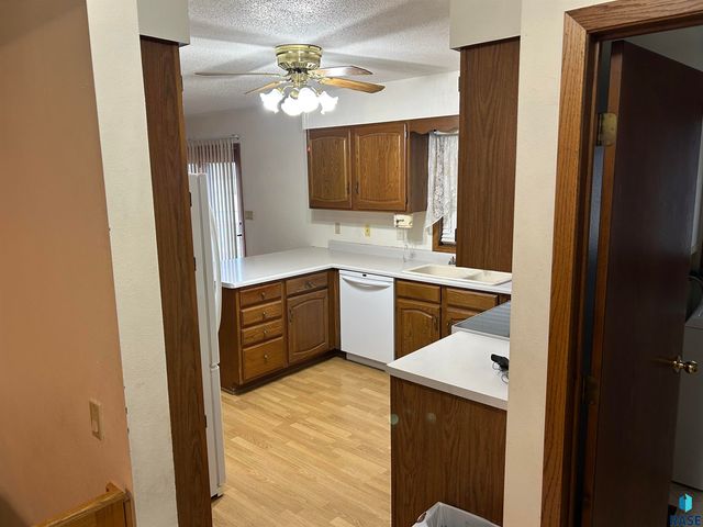 811 James Pl Place, Yankton, SD 57078
