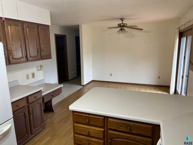811 James Pl Place, Yankton, SD 57078