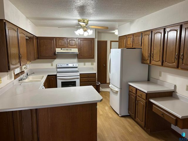 811 James Pl Place, Yankton, SD 57078
