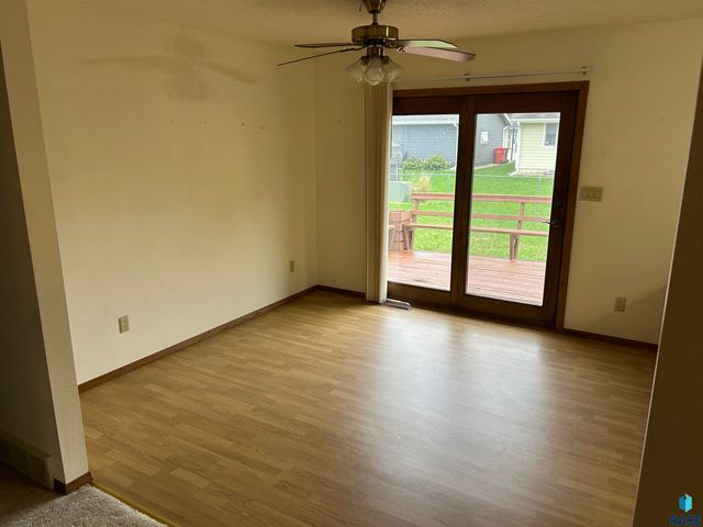 811 James Pl Place, Yankton, SD 57078