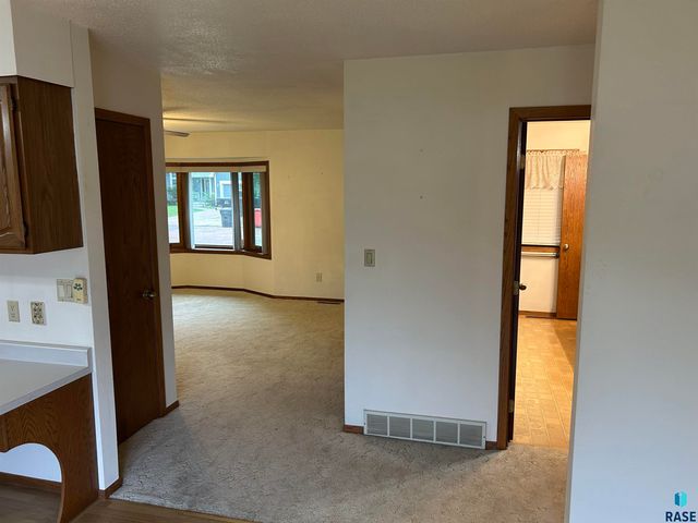 811 James Pl Place, Yankton, SD 57078