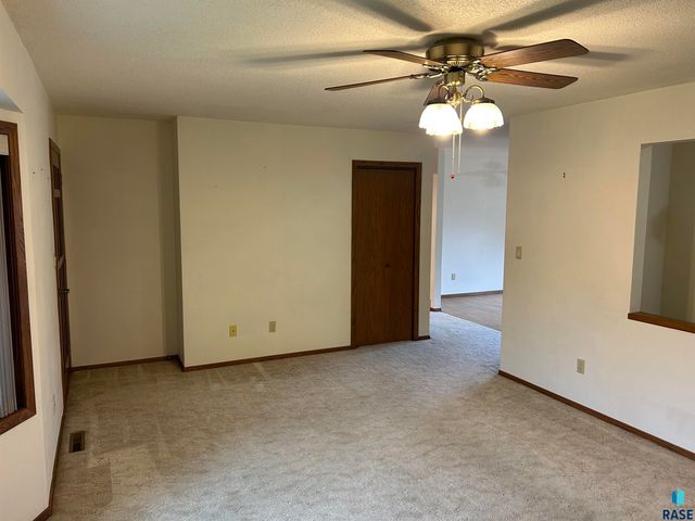 811 James Pl Place, Yankton, SD 57078