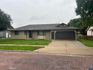 811 James Pl Place, Yankton, SD 57078