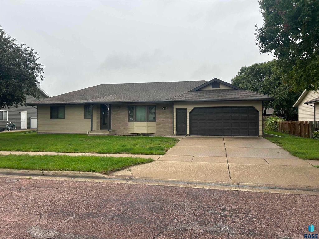 811 James Pl Place, Yankton, SD 57078