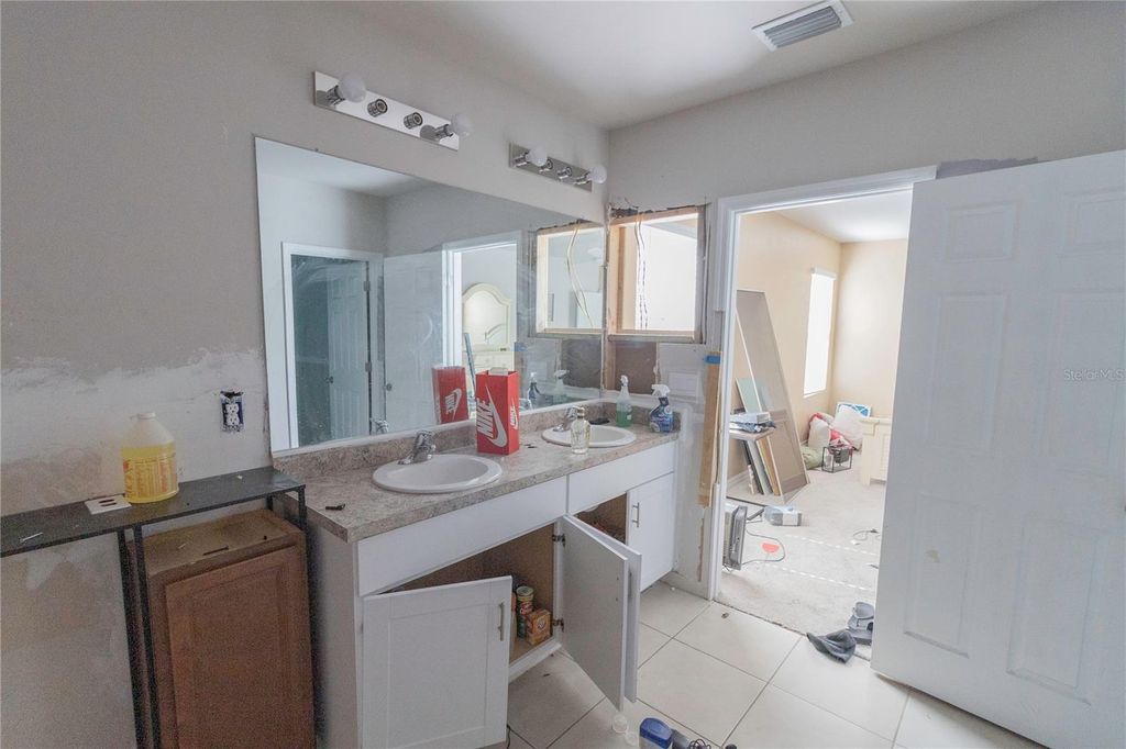 Image 12 of property listing at 1421 OREGON LANE, North Port, FL 34286